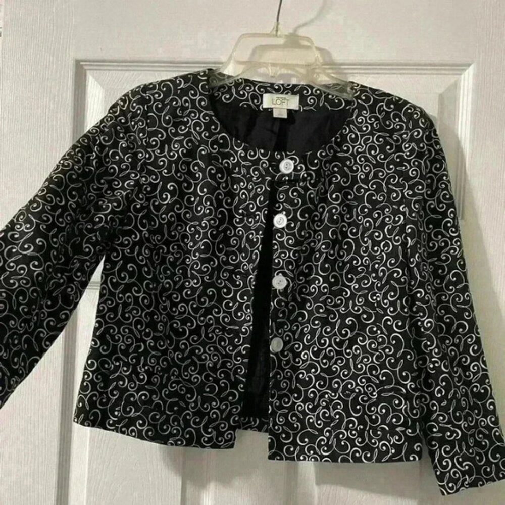 LOFT Ann Taylor’s Cropped Front Button Blazer B83